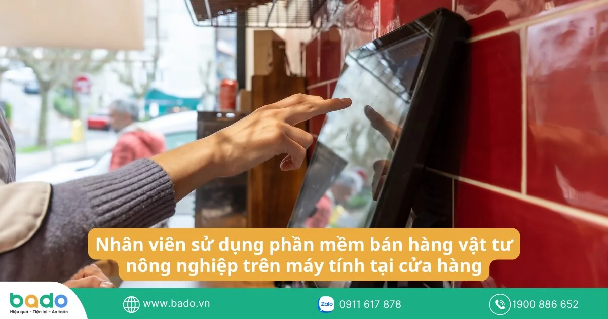 nhân viên sử dụng phần mềm bán hàng vật tư nông nghiệp trên máy tính tại cửa hàng.jpg
